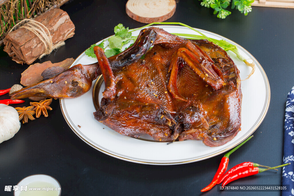 美味卤鸭摆放在盘中