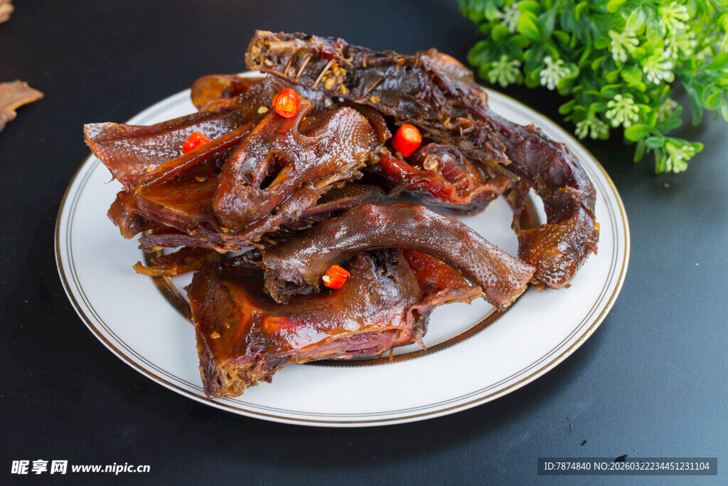 香辣诱人的美味卤鸭架