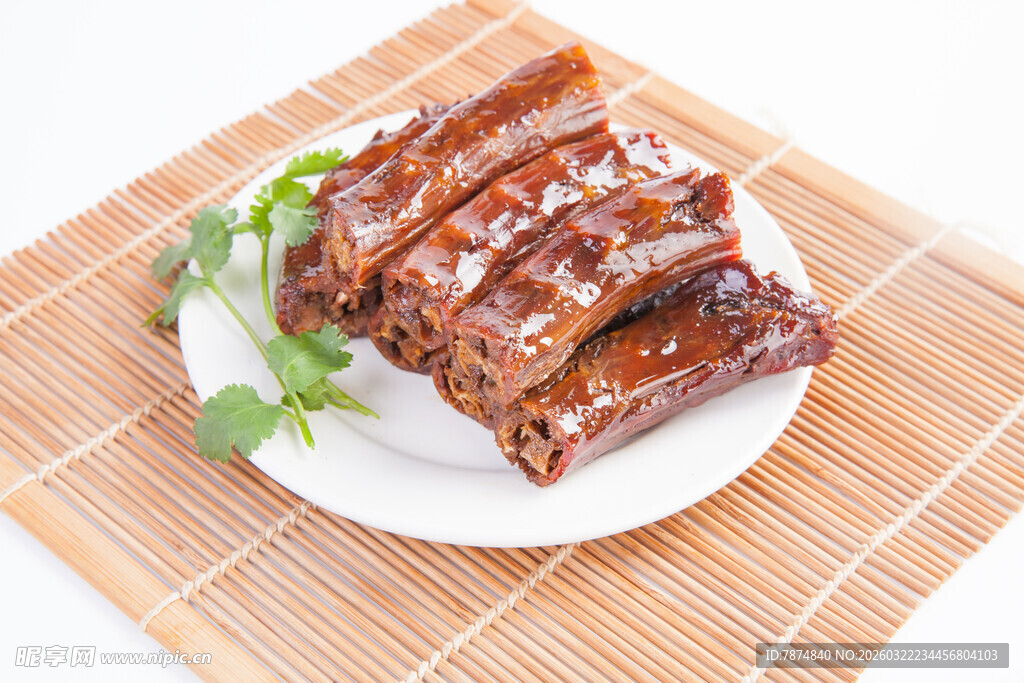 美味酱鸭脖摆于盘中