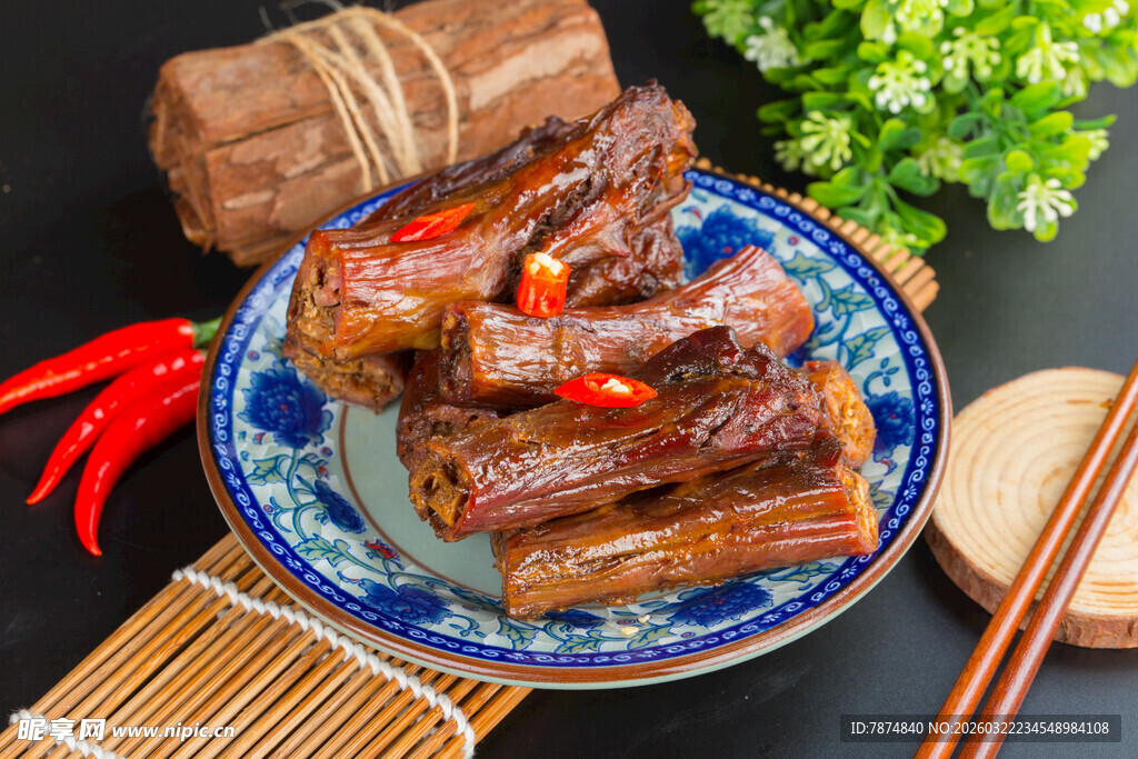 美味卤鸭脖摆盘中