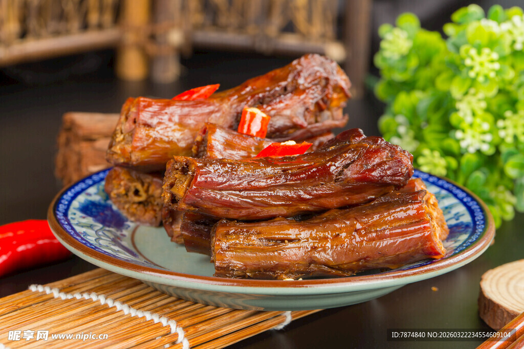 美味卤鸭脖摆于精致盘中