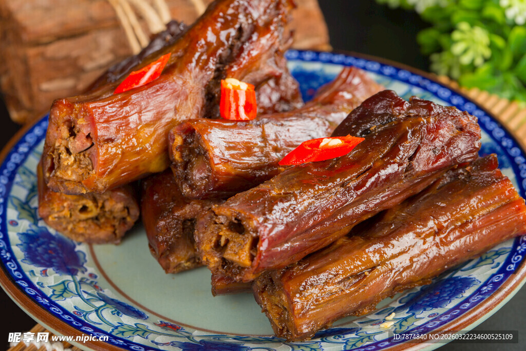 美味卤鸭脖摆放在瓷盘上