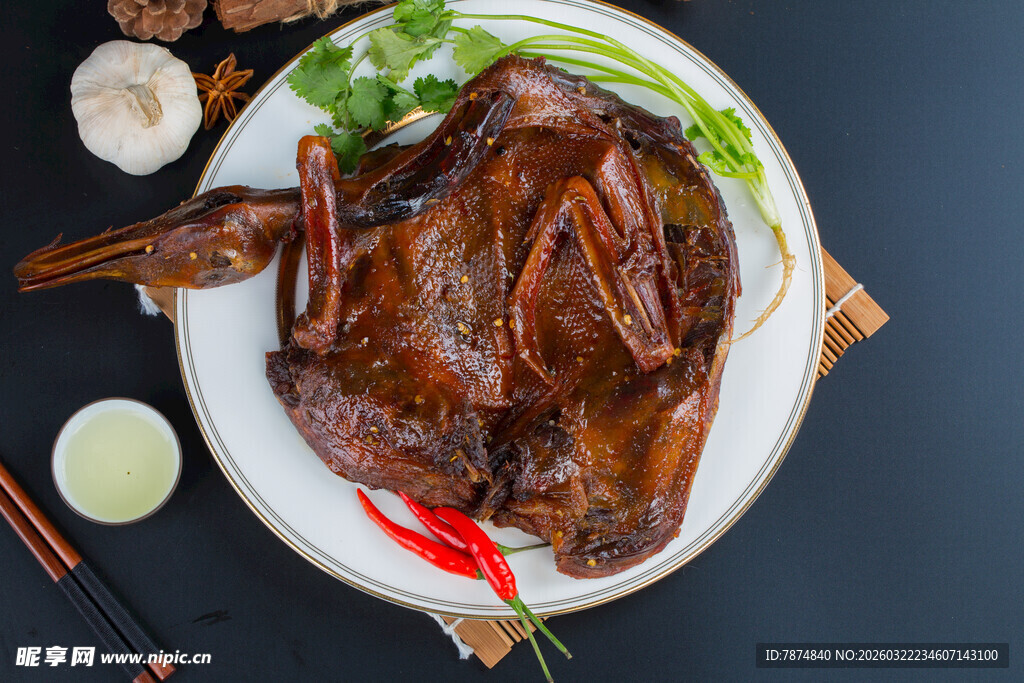 美味卤鸭摆放在盘中