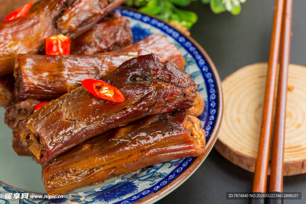 美味酱卤鸭脖摆于盘中