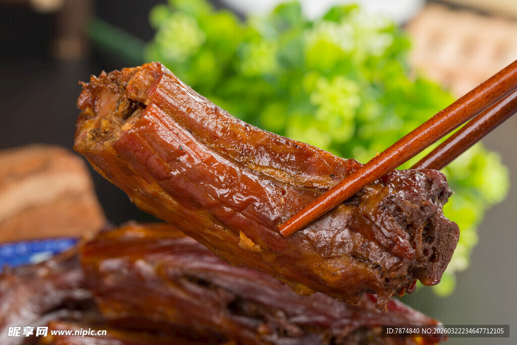 美味卤鸭脖 筷子夹起瞬间