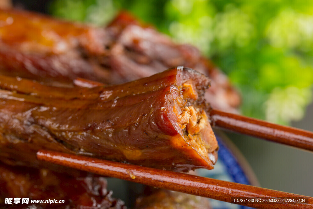 美味卤鸭脖特写