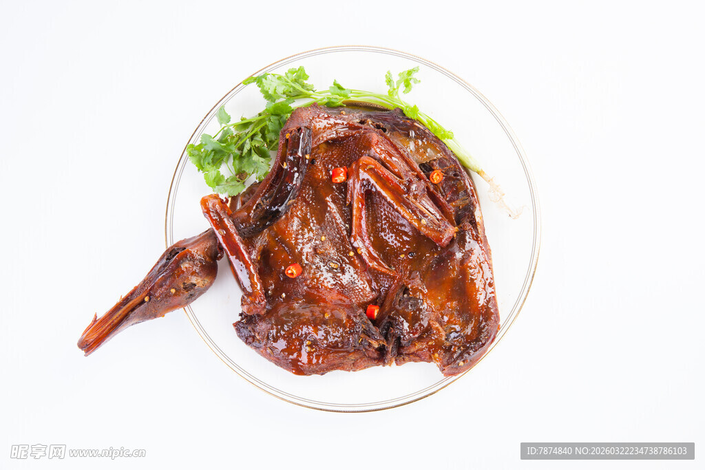 美味酱鸭摆于盘中