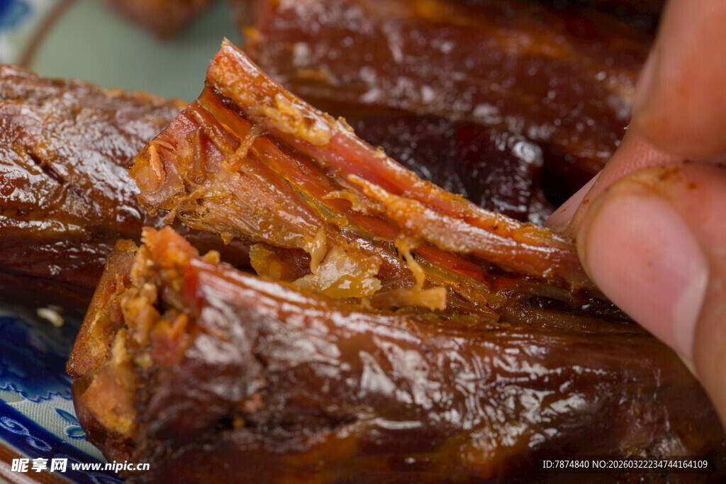 手撕美味酱卤鸭脖