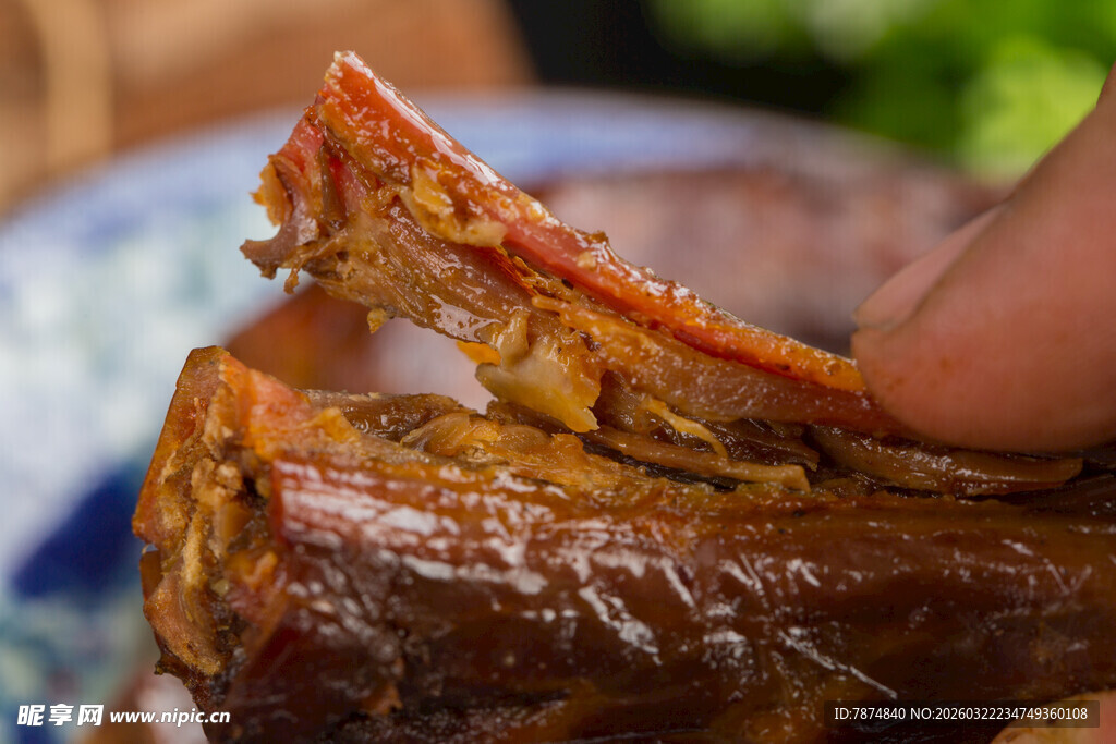 手撕美味风干鸭脖