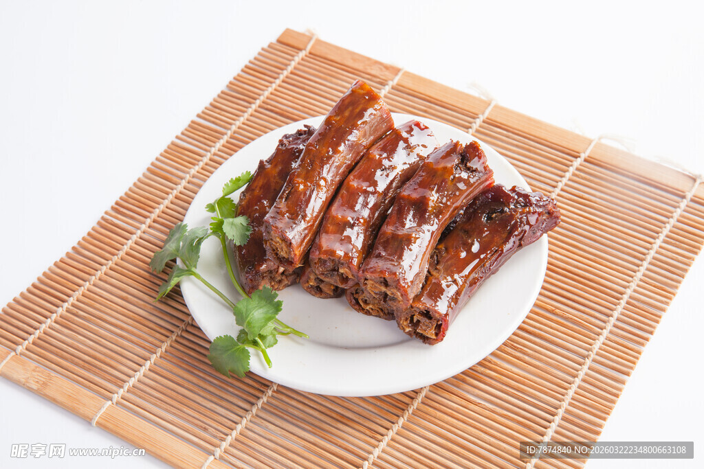 美味酱鸭脖摆于竹垫上