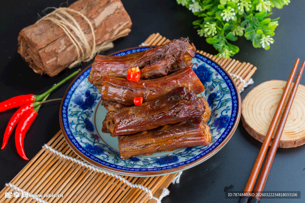 美味酱卤鸭脖摆于盘上