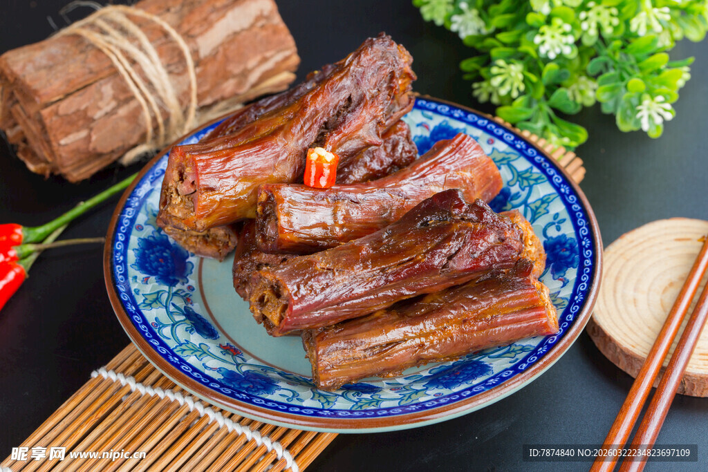 美味卤鸭脖摆于精致盘上