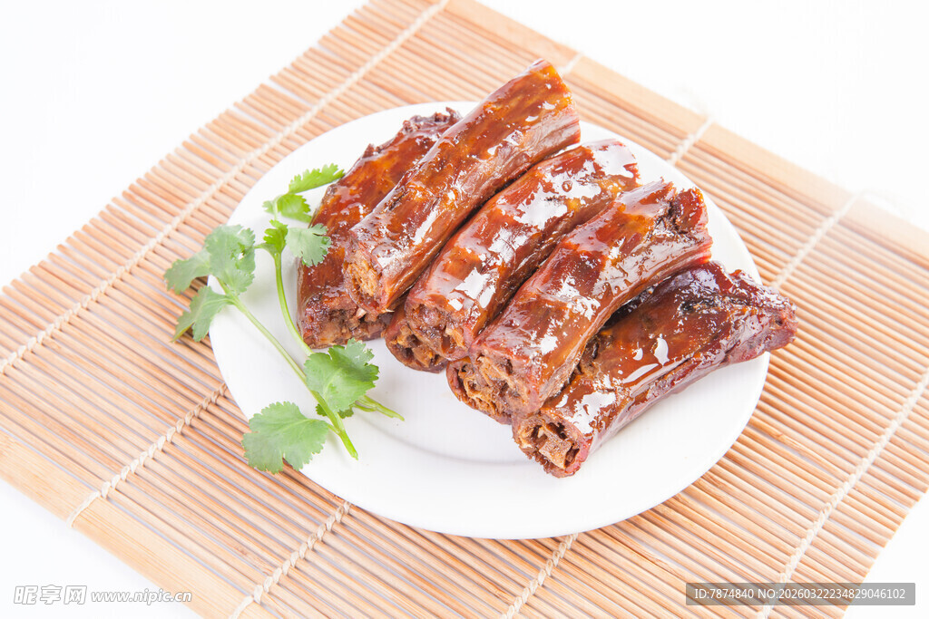 美味酱卤鸭脖摆于竹垫之上