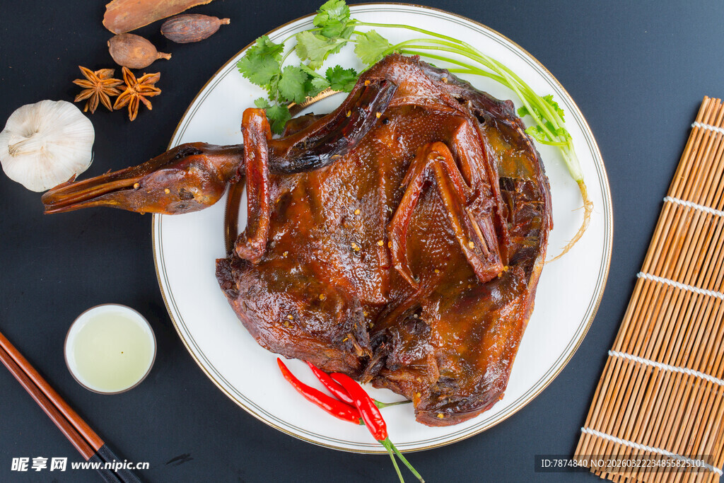 美味卤鸭摆放在精致盘中