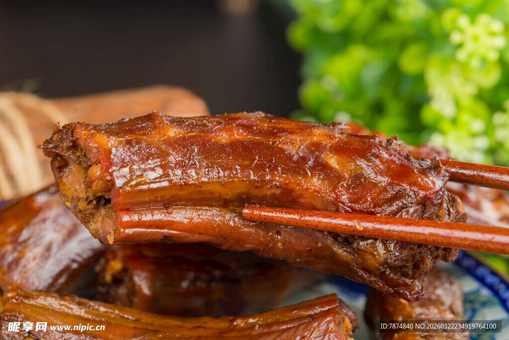 美味卤鸭脖特写
