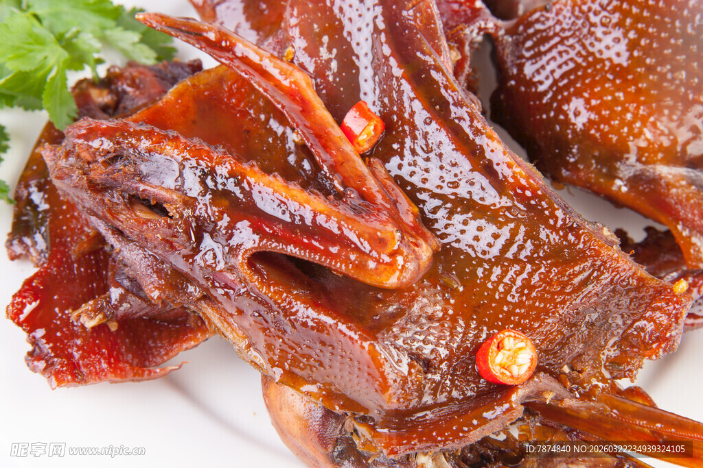 美味卤制鸭货摆放在盘