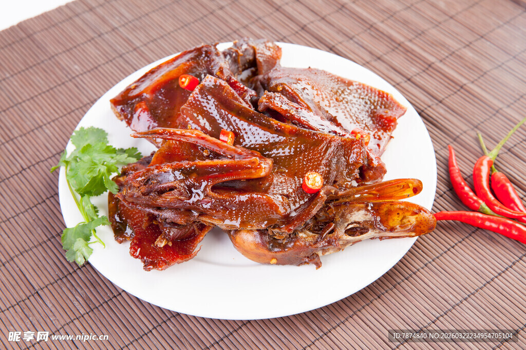 美味酱卤鸭摆于白盘