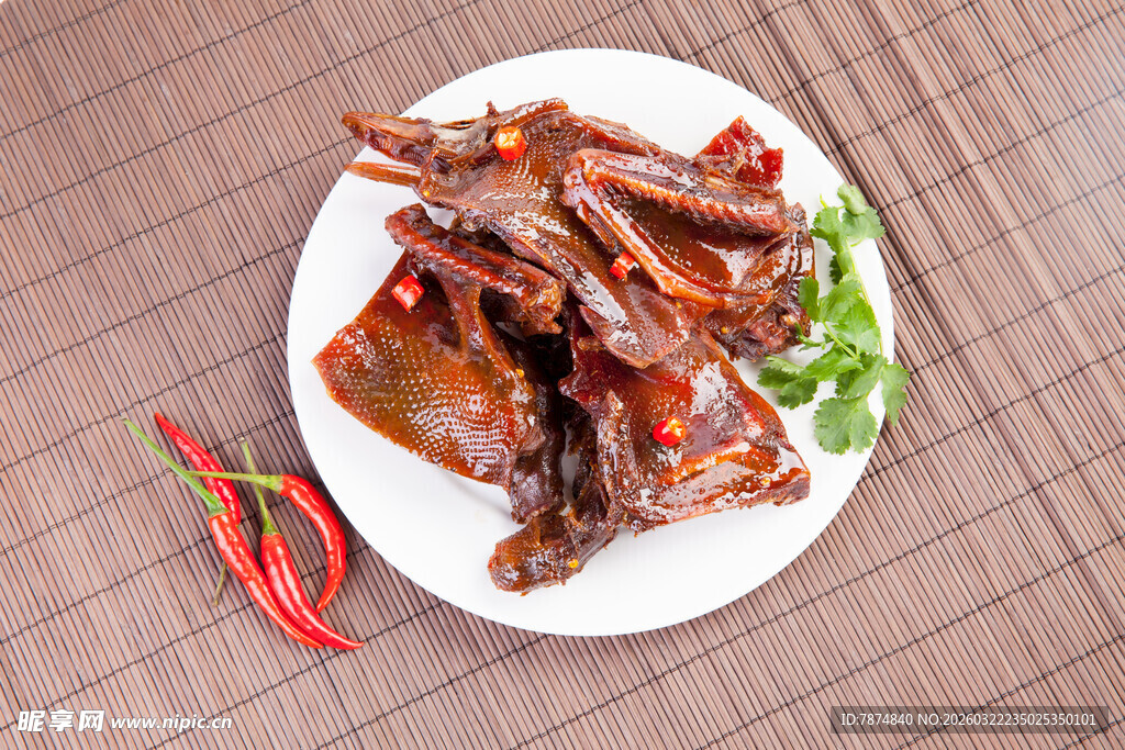 美味卤鸭架摆于盘中