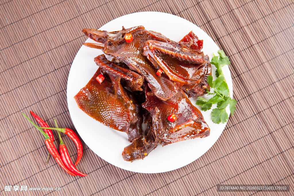 美味卤鸭货摆放在盘中