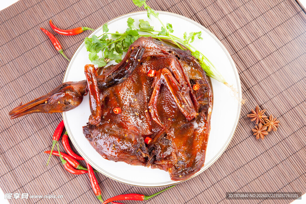 美味卤鸭摆于盘中