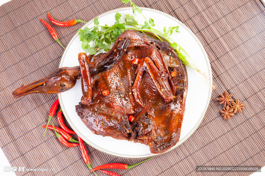 美味卤鸭摆于盘中