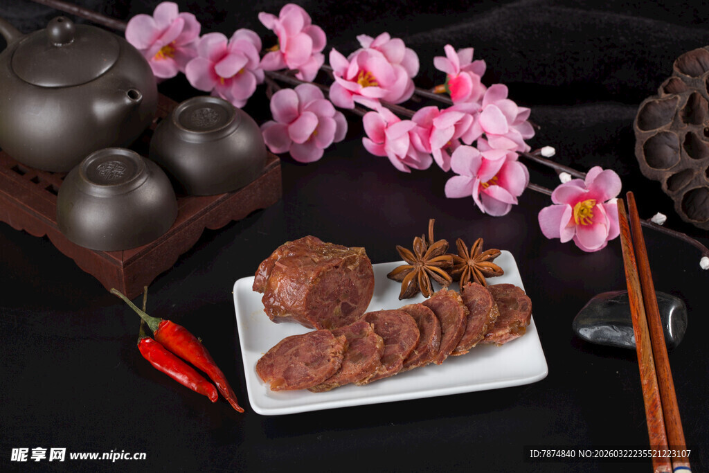酱卤牛肉与茶具的雅致组合