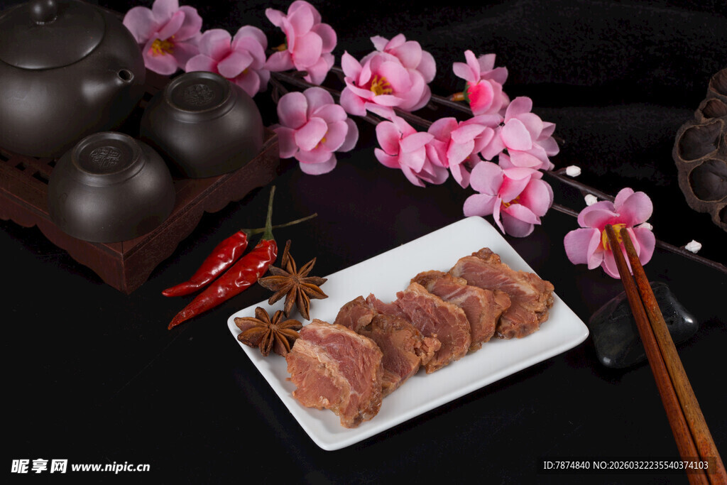 中式美食与花卉雅致搭配