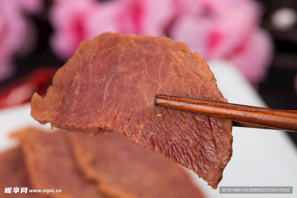 筷子夹起的美味酱牛肉