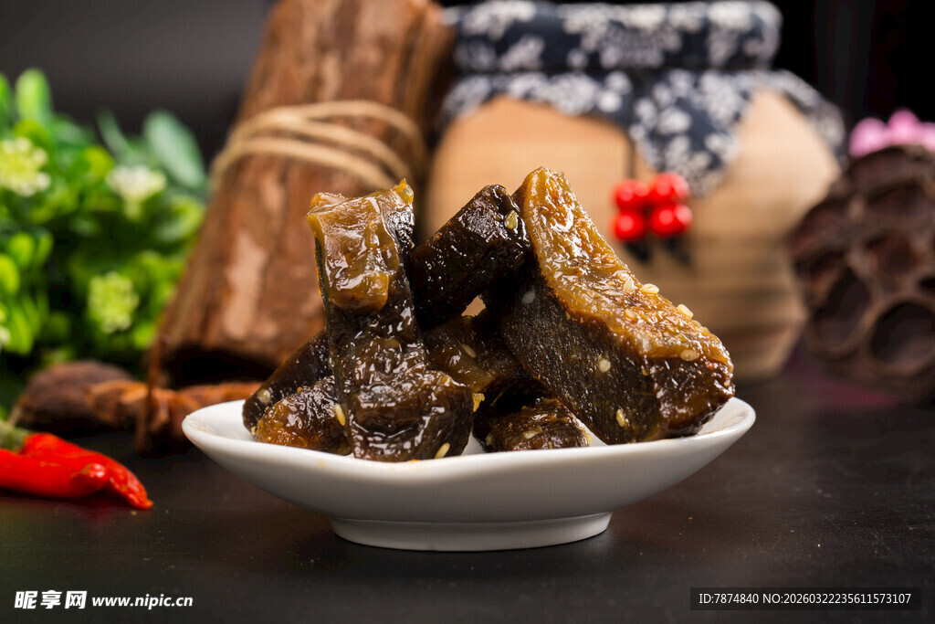 美味卤牛肉摆于白碗中