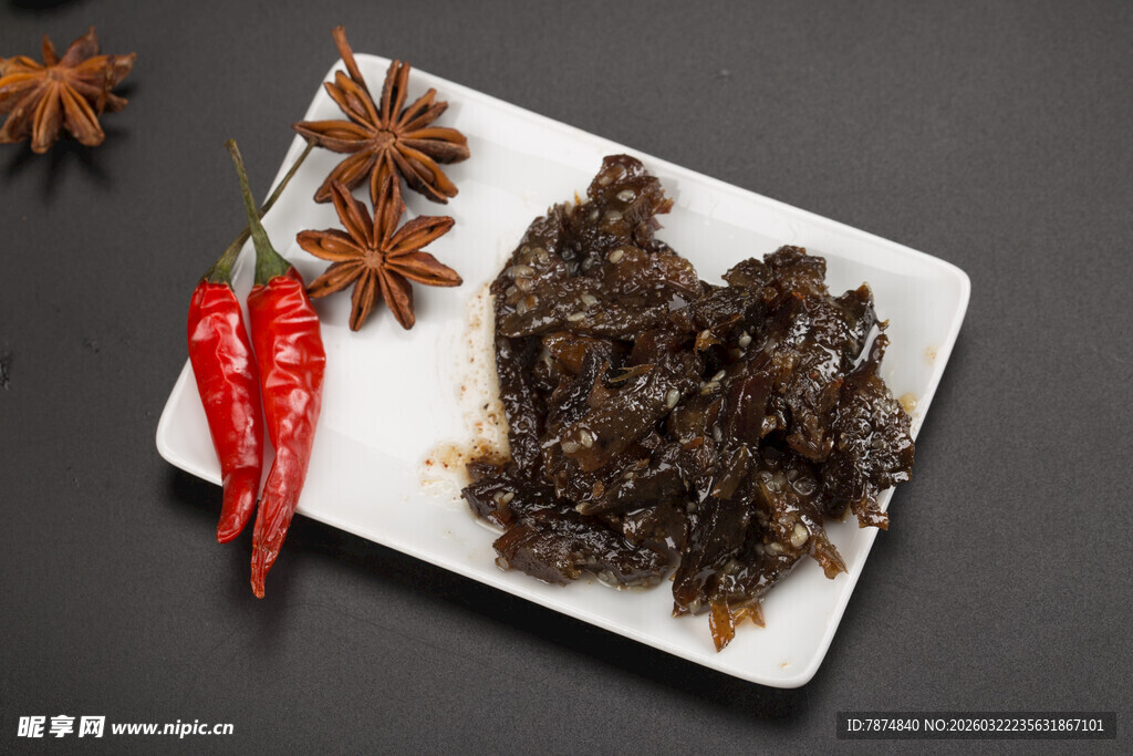 酱卤牛肉配香料和辣椒