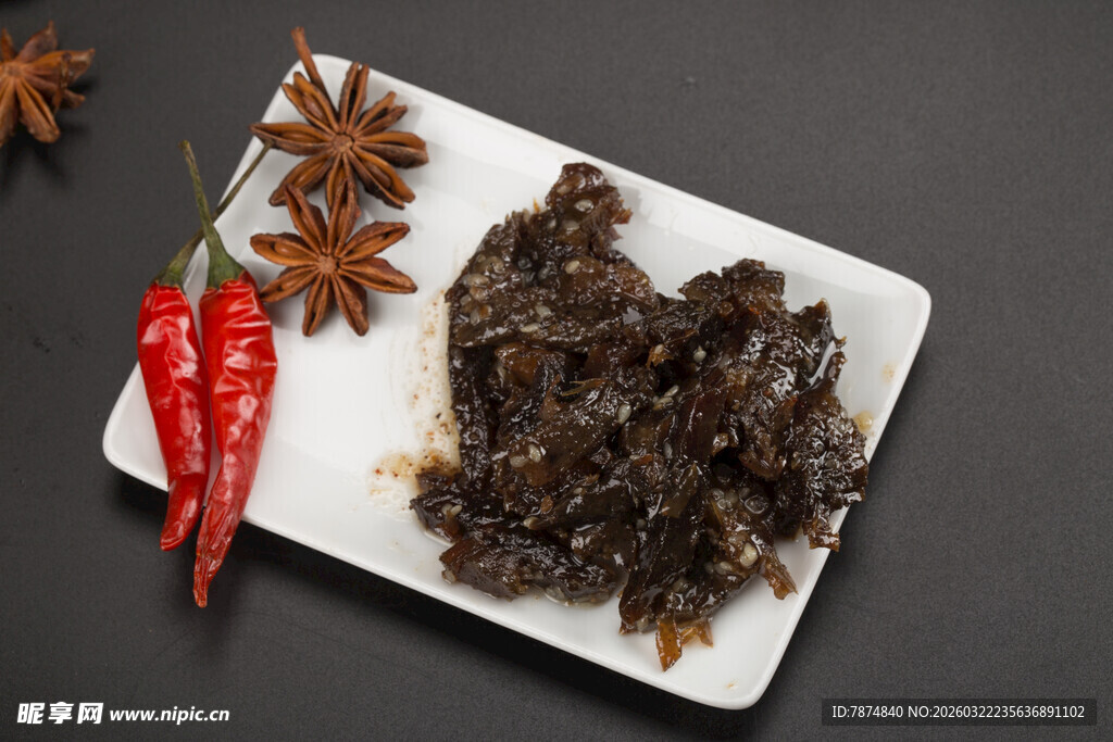 酱卤牛肉摆放在盘中