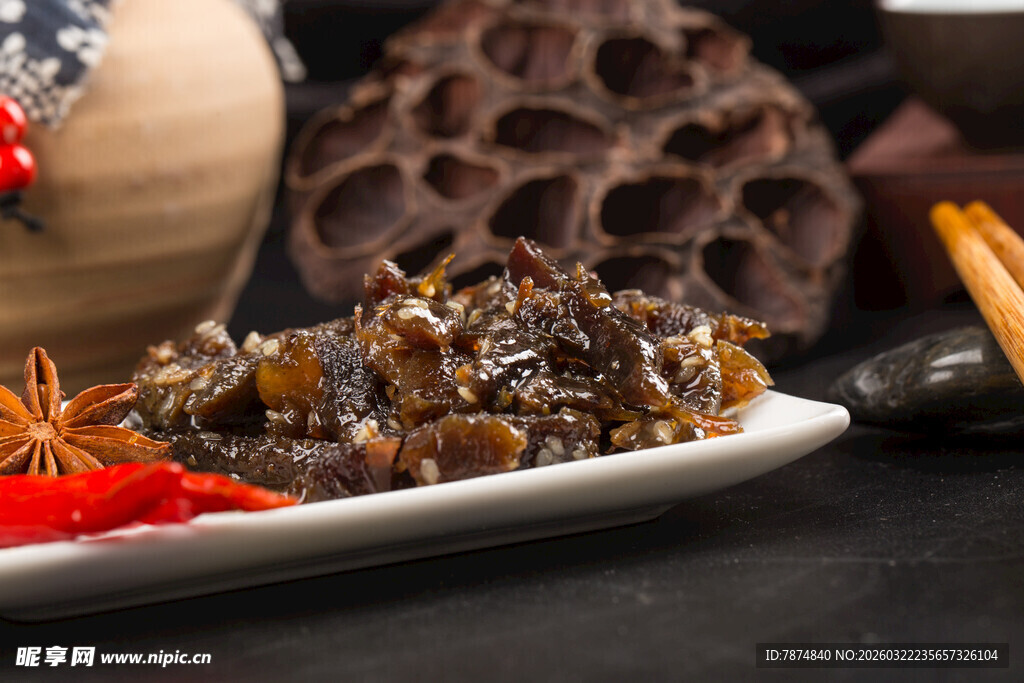 美味酱卤牛肉摆于盘中