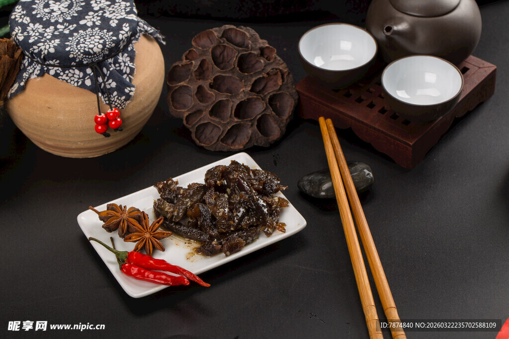 酱卤牛肉与茶具组合展示