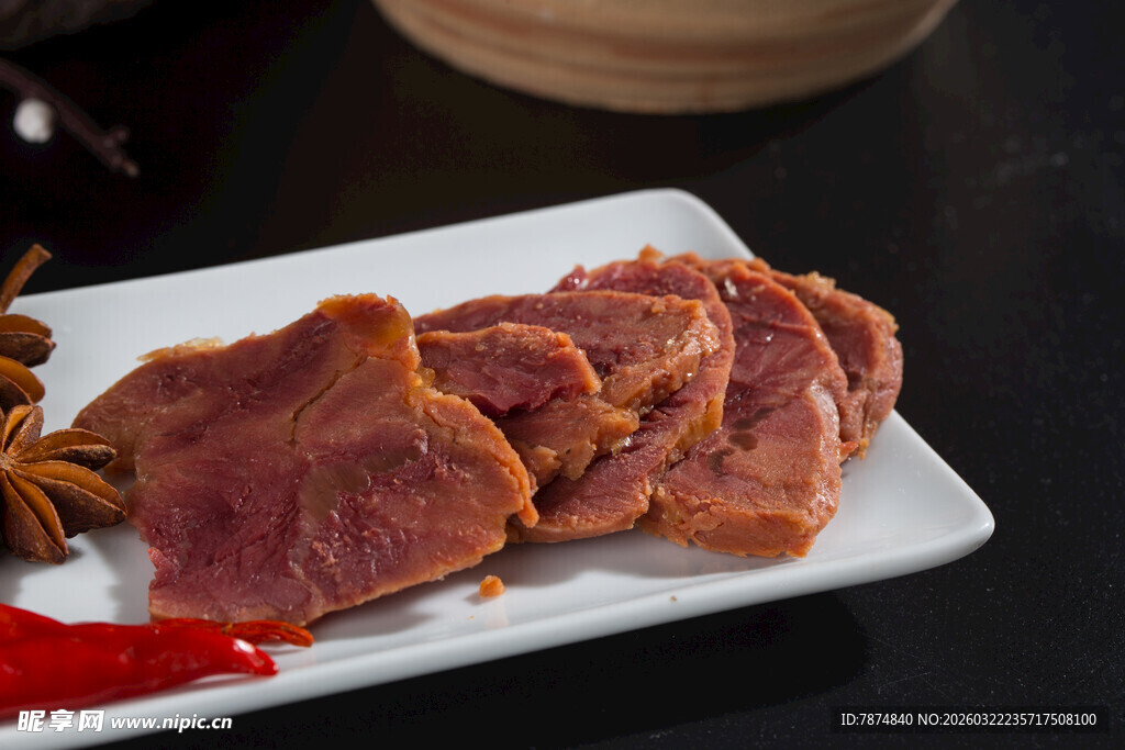 美味切片卤牛肉摆盘中