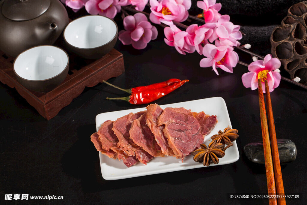 中式摆盘的美味酱牛肉