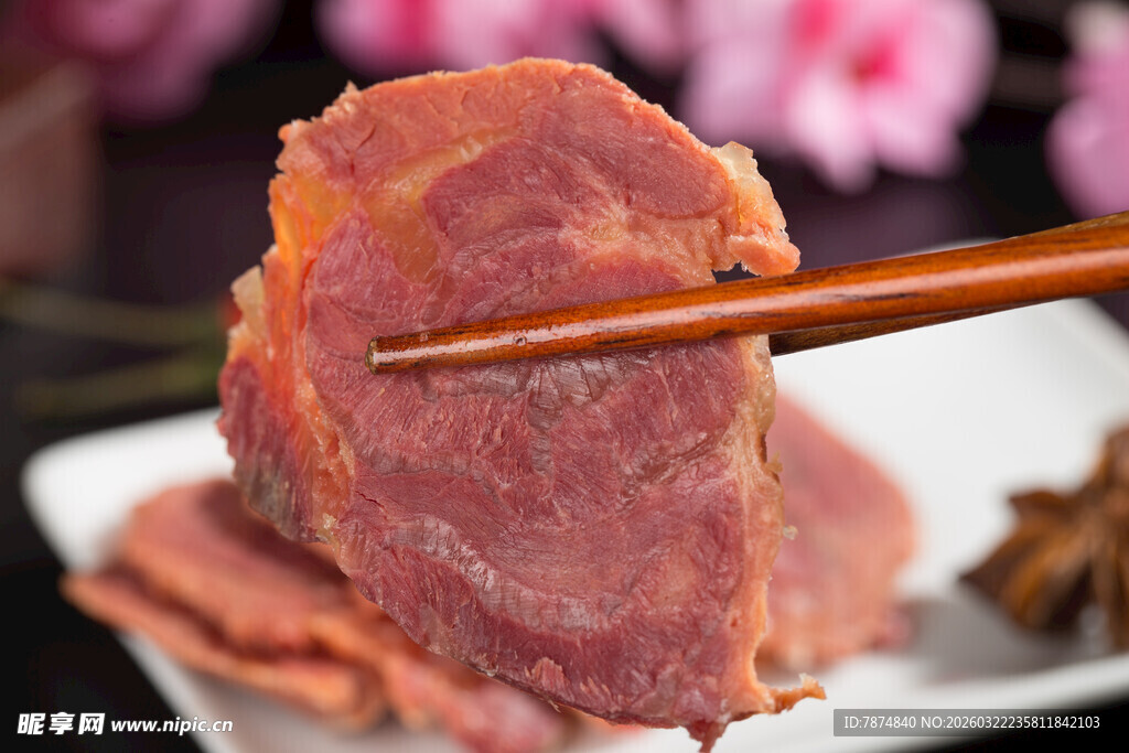 筷子夹起的美味酱牛肉