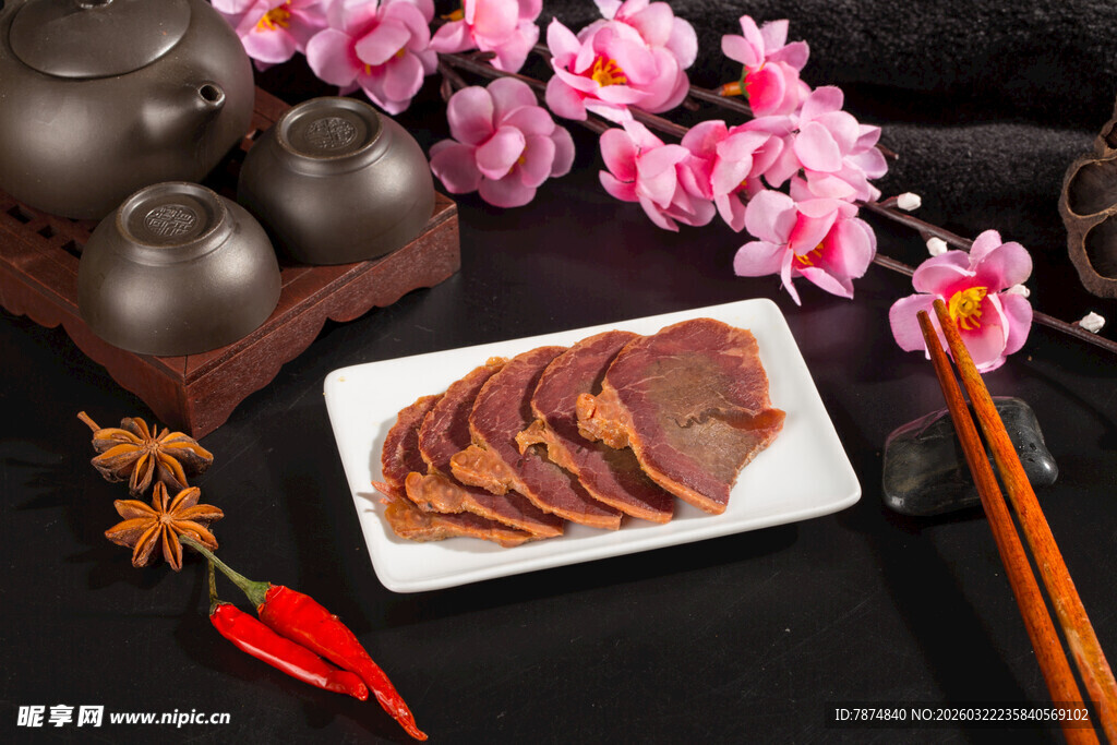 中式卤味拼盘配茶具花卉