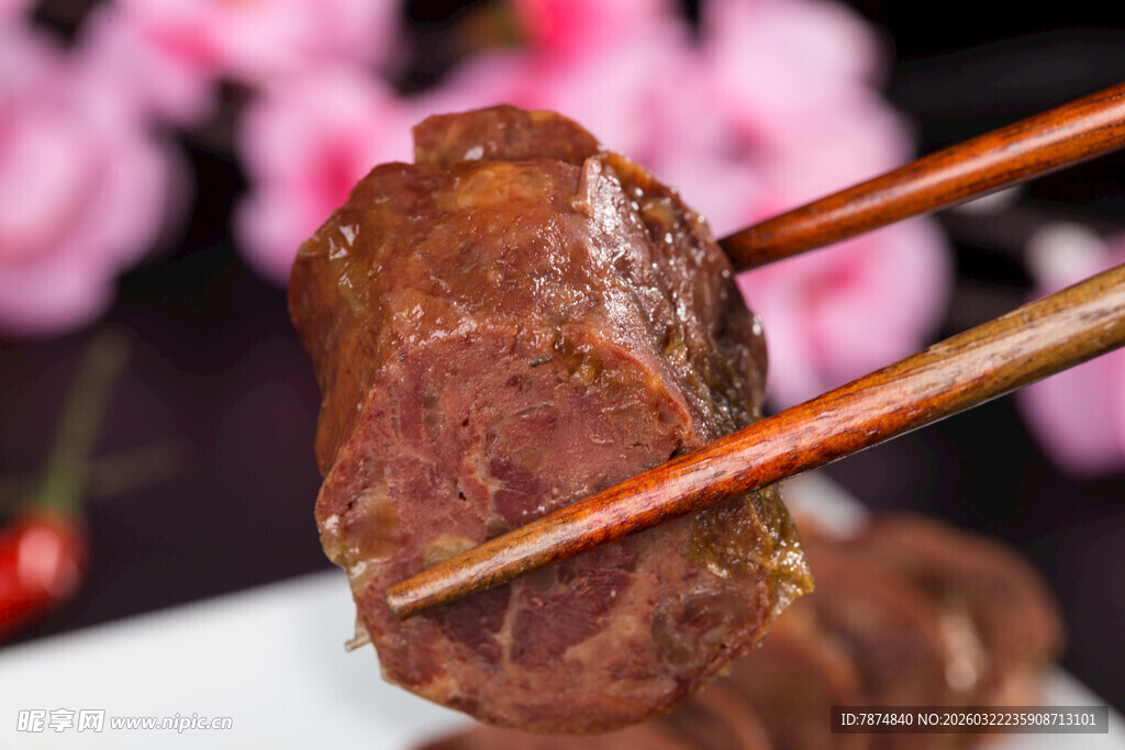 筷子夹起的美味酱牛肉