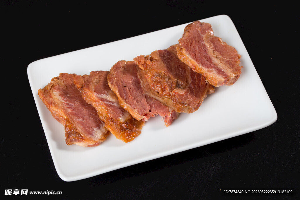 酱卤牛肉摆于白盘