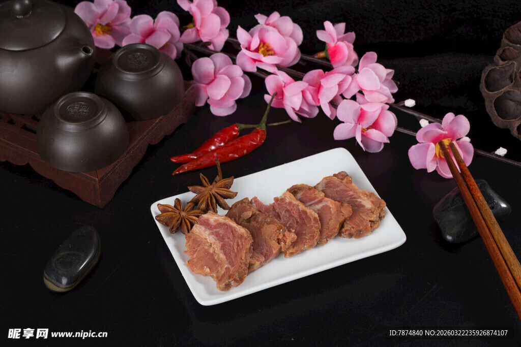 酱卤牛肉与雅致茶具搭配