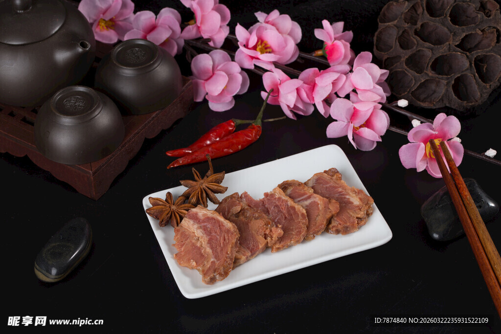 中式摆盘的酱卤牛肉