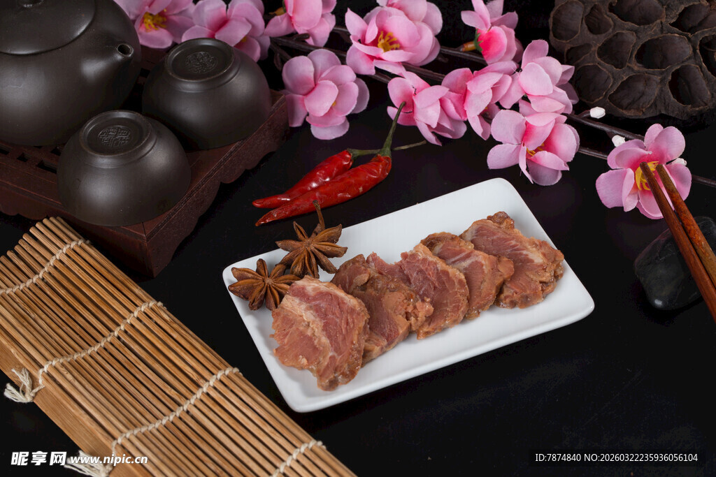 酱卤牛肉与茶具的雅致组合