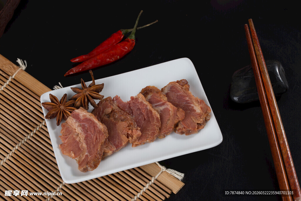 美味卤牛肉摆放在盘中