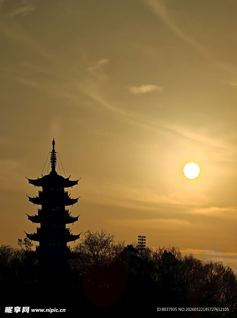 夕阳下的古塔剪影