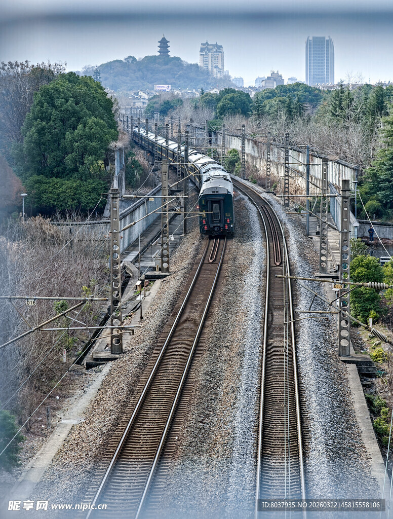 铁轨上行驶的一列火车