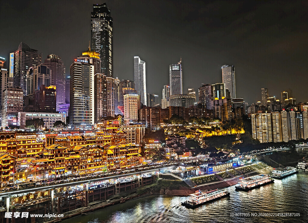 重庆夜景下的繁华江畔