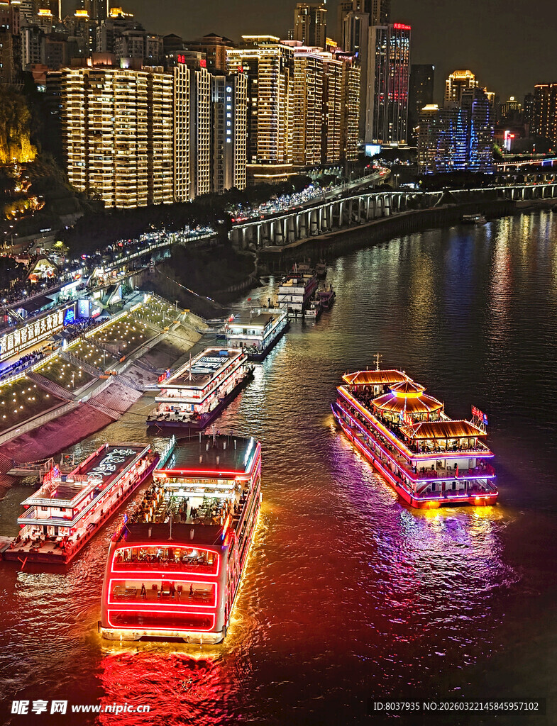 重庆夜景中的璀璨游船
