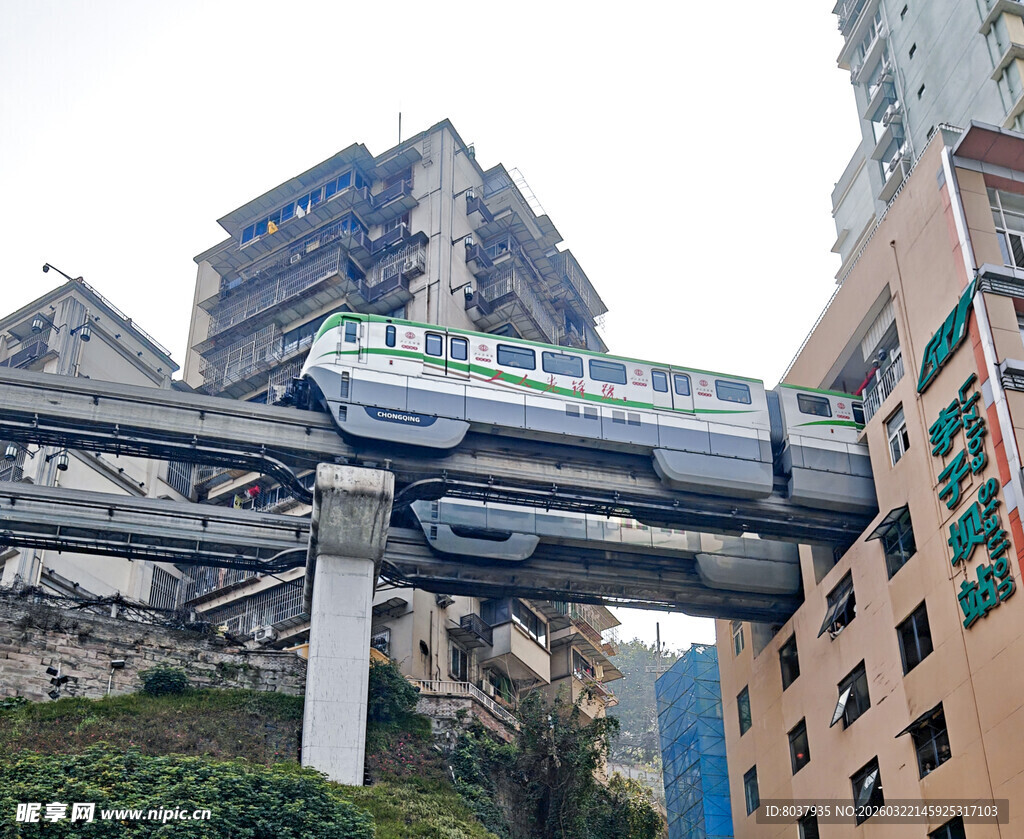 城市空中轨道列车穿行高楼