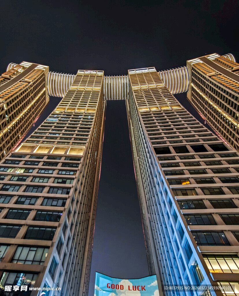 重庆来福士夜景仰视视角