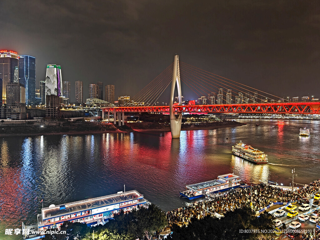 重庆璀璨夜景中的千厮门大桥